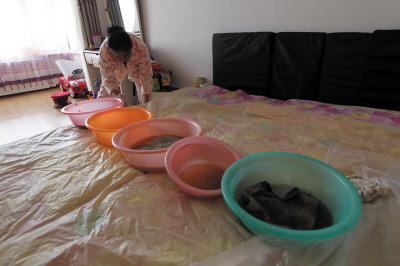 宿松楼上漏水，住户失联，小区没物管，业主维权难！律师来支招……